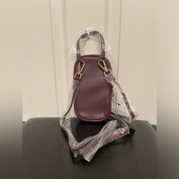 ⭐️ NWT Badgley Mischka Crossbody Oval Quilted Phone Case ⭐️ - Picture 2 of 8